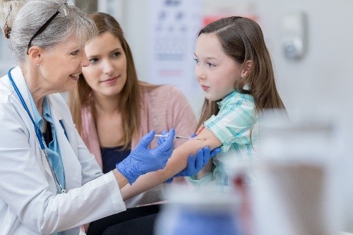 Une fille se fait vacciner