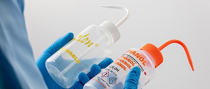 Comment choisir des récipients en plastique de laboratoire ayant la bonne compatibilité chimique